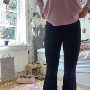 svarta tights  - svarta mysiga tights med flare längst ner, väldigt stretchiga men är liite för korta för mig som är ca 171 cm. Är i super bra skick och har jätte mjukt material. Säljer då de som sagt är lite korta på mig.