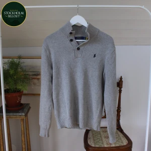 Ralph Lauren tröja - Säljer nu denna snygga Ralph Lauren tröja! Den är i superfint skick utan några defekter eller liknande. Storlek M men sitter mer som S. Hör av er om ni har frågor!