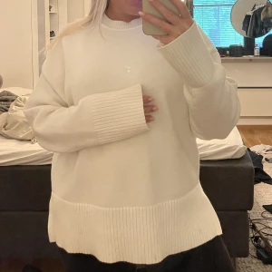 Zara tröja - Vit fin stickad tröja från zara, knappt använd. Storlek S men sitter oversized, köpare står för frakt. 
