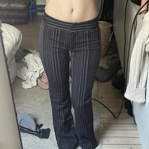 lågmidjade randiga byxor - lånad bild av tidigare säljare! Världens finaste byxor som är för små på mig!!🥲🥲 har aldrig försökt få på mig ett par byxor så desperat, så otroligt snygga med 70 tals känsla!! storlek 34/s men en mindre S men inte tillräckligt små för att vara en xs! 🫶