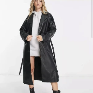 Monki läderkappa  - Säljer min snygga kappa i läderimitation från Monki. Köpt för ca 1000kr, säljer för 450kr plus frakt. (Jag på andra bilden, annars tagna bilder). Knappt använd och verkligen skitfin inför hösten. Skriv vid intresse, frågor eller fler bilder❤️❤️