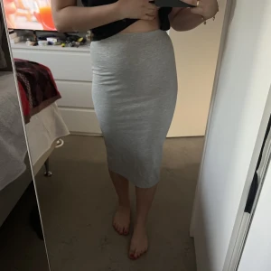 Kjol, grå - Ny grå kjol med prislapp. High waist med slits baktill.