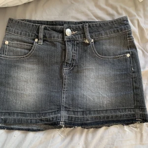 Grå/svart jeanskjol - säljer svart jeanskjol i storlek 146 men jag skulle säga att den sitter som en xs. Säljer pågrund av att jag inte använder den. Kom privat för fler bilder. Midjemåttet är 68. Pris kan diskuteras. 