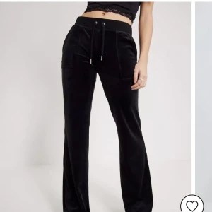 Svarts Juicy byxor  - Svarta juicy couture byxor i jättefint skick. Alla knappar och metall detaljer är kvar om man kan säga så. Kom med pris förslag, säljer för att jag har ett par nya mjukisbyxor som jag gillar mer. (min kompis har även ett par svarta som hon säljer i s!)