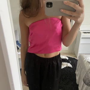 Rosa topp - Rosa bandau topp i satin. Storlek 34, normal passform. Från nakd. Använd endast en gång.