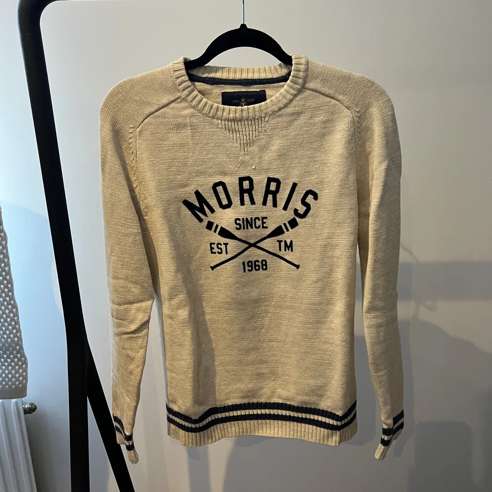 Beige stickad sweatshirt från Morris  Använd i nyskick  Nypris 1400kr Skick 9/10. Stickat.