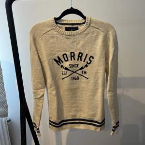 Beige stickad sweatshirt från Morris  Använd i nyskick  Nypris 1400kr Skick 9/10
