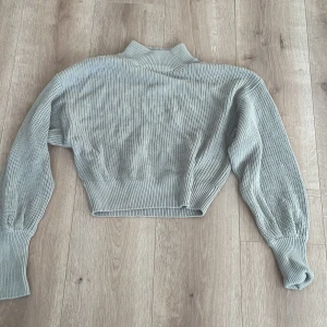 Volume sleeve high neck knitted sweater - Allround tröja som passar till allt, sparsamt använd och väldigt bra skick