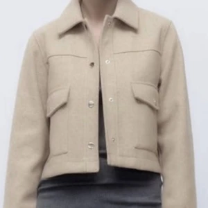 Beige kappa  - Jättefin slutsåld beige kappa från Zara i stl M. Nypris 559 kr mitt pris - 450 kr (använd väldigt få gånger) 