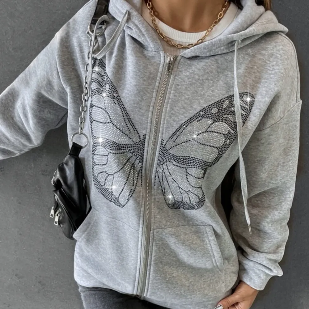 Säljer nu denna fina zip hoodien från SHEIN. Köpt för 219kr men säljer för 80kr + frakt.🩶. Tröjor & Koftor.