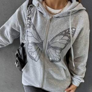 Säljer nu denna fina zip hoodien från SHEIN. Köpt för 219kr men säljer för 80kr + frakt.🩶