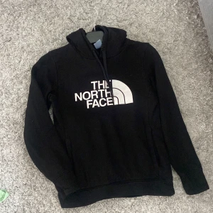 Hoodie the north face  - säljer en the north face tröja som endas är använd fåtal gånger men tvättad ganska mkt där av att trycket släppt pytte lite (se andra bilden) , dammodell storlek Xs/s .