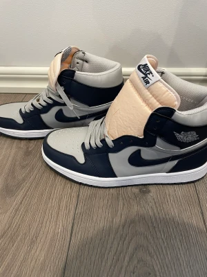 Air Jordan 1 Retro High 85 Georgetown - Säljer mina Air Jordan 1 Retro High 85 Georgetown, aldrig använt  Ingen låda eller kvitto 