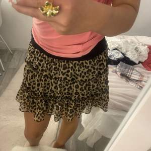 Jättesöt leopard kjol som oxå är jättefin att ha som topp💕