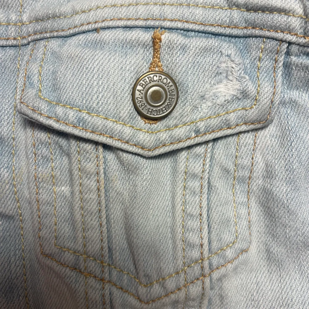 Jeansjacka, värd ca 700 kr. Fick för något år sedan, älskar den. Men fick en ny jeans jacka nyss och då kommer denna ej till användning. Pris kan diskuteras! . Jackor.