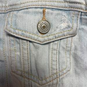 Jeansjacka, värd ca 700 kr. Fick för något år sedan, älskar den. Men fick en ny jeans jacka nyss och då kommer denna ej till användning. Pris kan diskuteras! 