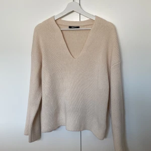 Beige stickad tröja - Beige stickad tröja. Inte kommit till användning