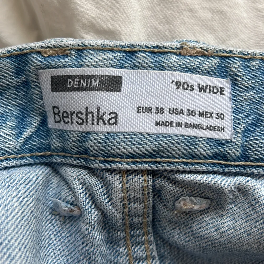 Säljer ett par blå berskha jeans för att de är försmå för mig. Inte mycket använda då jag köpte fel storlek. Storlek står på den sista bilden. 200kr elelr bud. Jeans & Byxor.