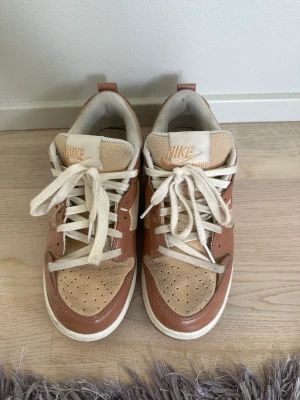 Nike Low - Använda men i fint skick, olika nyanser av beige, liten i storleken!   Priset är exklusive frakt! 