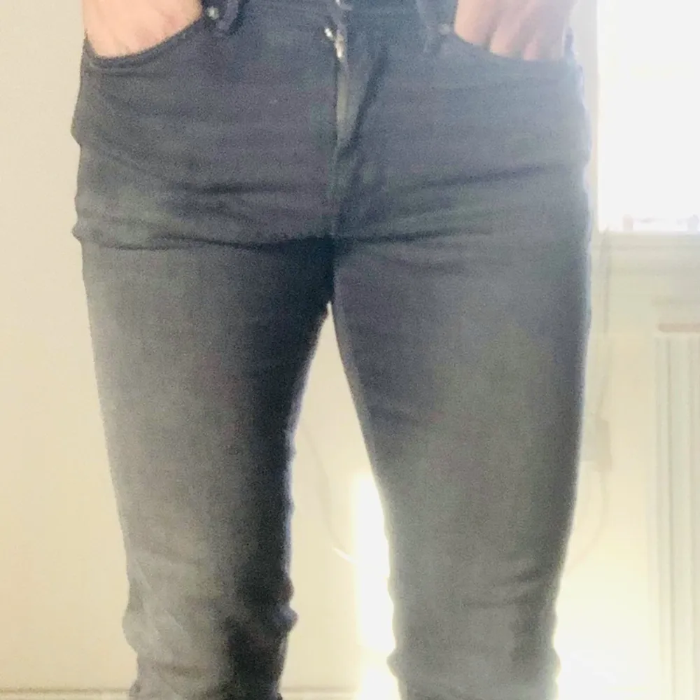 Gråa GANT jeans med skön stretch i extra slim modell. Storlek 32/32.. Jeans & Byxor.