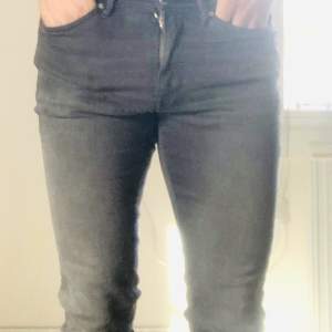 Gråa GANT jeans med skön stretch i extra slim modell. Storlek 32/32.