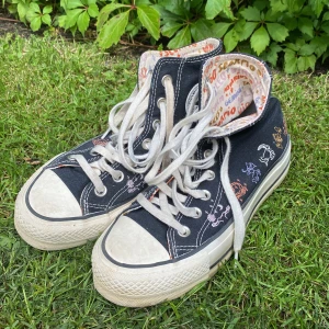 Converse med stjärntecken - Converse med hög sula och stjärntecken på sidorna. Fint skick. Pris går att diskutera. 
