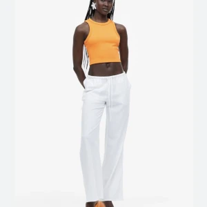 lågmidjade linnebyxor  - vita lågmidjade linnebyxor från hm. knappt använda! första bilden använd från hms hemsida 