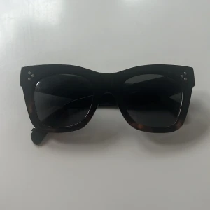 Solglasögon  - Skitsnygga solglasögon, som knappt är använda⚡️🤩