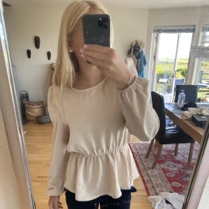 Tröja från only - Dunder snygg tröja från only. Nypris 400 sek. Endast använd fåtal gånger. Hör av er vid frågor!💗
