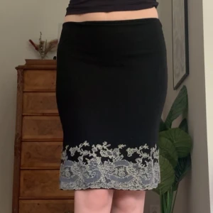 Kjol med spetskant - Svart mellanlång strechig kjol med spetsmönster nertill, från märket Morgan de Toi! Fråga om mått 💋