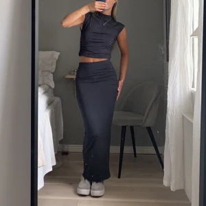 Set - Säljer detta fina slutsålda set från gina, Stl S i toppen och XS i kjolen😍 Köparen står för frakten!