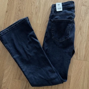 Levis Flare 25x30 - Grå/svart färg.  Aldrig använda. 