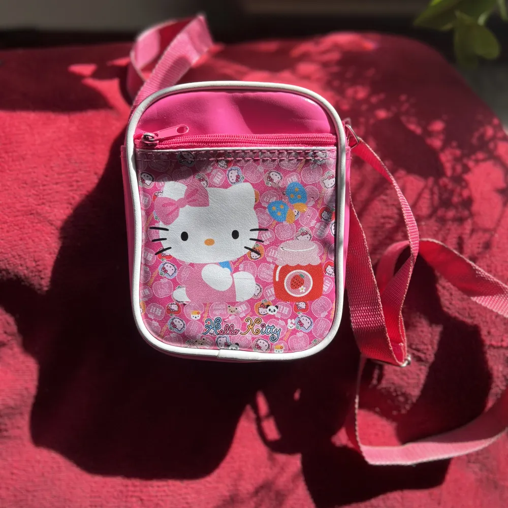 liten o söt rosa hello kitty väska! köpt second hand så en del använd men inga synliga defekter! . Väskor.