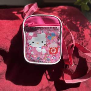liten o söt rosa hello kitty väska! köpt second hand så en del använd men inga synliga defekter! 