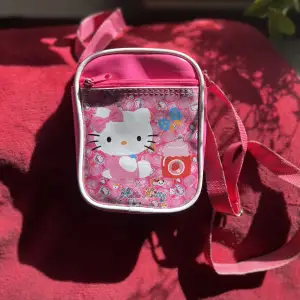 liten o söt rosa hello kitty väska! köpt second hand så en del använd men inga synliga defekter! 