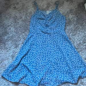 En fin elegant klänning i bra skick🩵 har inte använts mycket. Klänningen är en kort variant.  Obs bara klänning till säljes!
