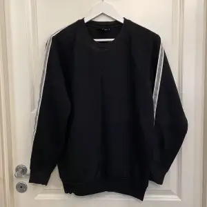 Säljer denna svarta sweatshirt då den inte längre används. Väldigt skön och lite oversized. 