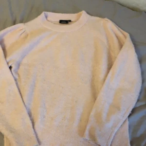 Stickad tröja - En ljus rosa stickad tröja i bra skick