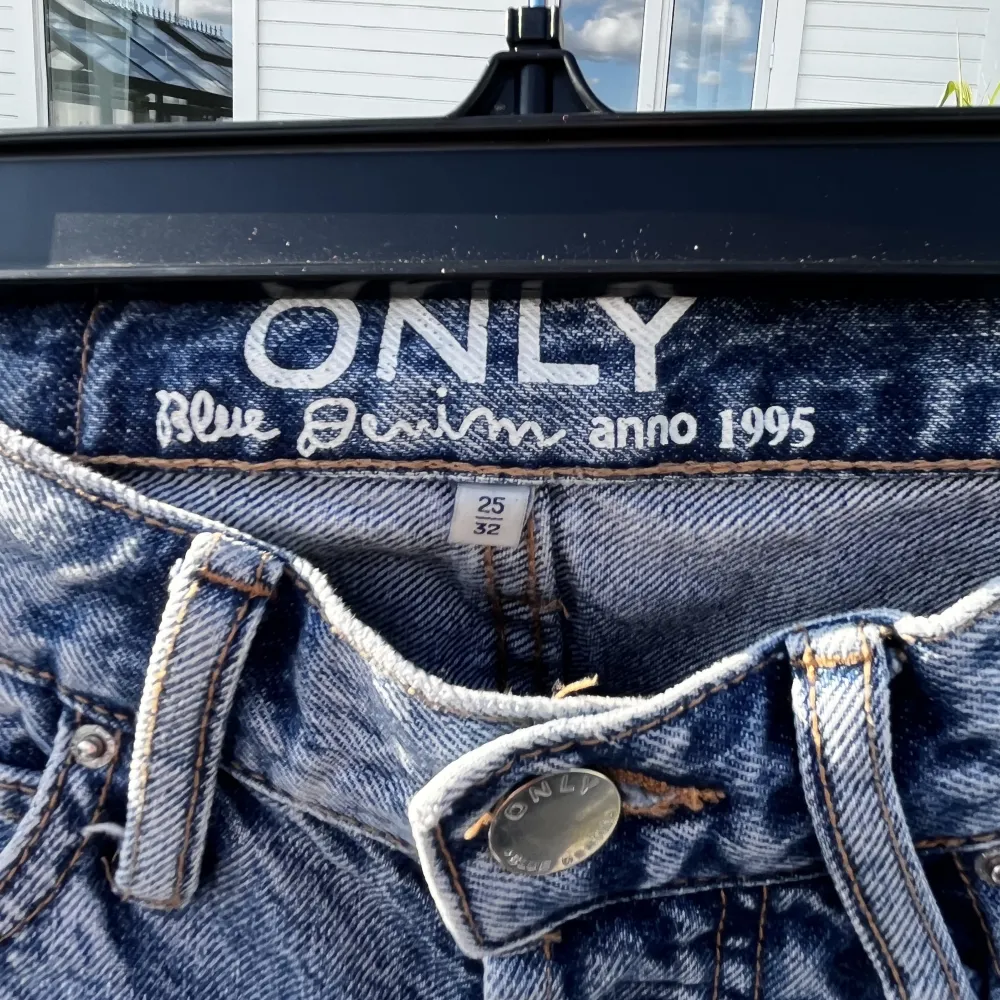 Mid waist raka jeans från only. Använda ett par gånger men inga defekter🩷. Jeans & Byxor.