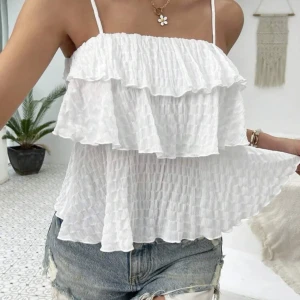 Blus - Super gullig vit sommar blus. Tunt och luftigt matrial samt super fint. Säljer pga storlek. Aldrig andvänd💕kolla bio också