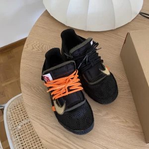 Nike air presto off white  - Säljer dessa Nike presto off white strl 44, sparsamt använda. Mer bilder finns om det önskas. Begagnade ligger just nu runt 4000. Kvitto finns, Pris kan diskuteras!  Köpare står för frakt