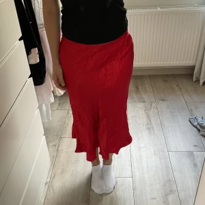 Midi kjol - Midi kjol i silke från hm, storlek 38. Helt felfri, skickar gärna bilder vid intresse❤️