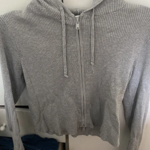 Kofta med dragkedja  - Koftan är från monki strl S. Har ingen användning för den, därför säljer jag😇 OBS: Köpare står för frakten💞🙏