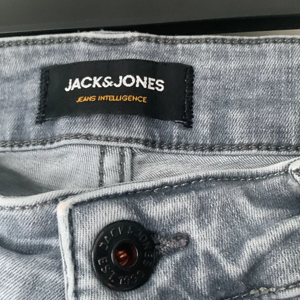 Gråa Slim/Glenn jeans av Jack & Jones. Storlek 33/34. Bra skick. Jeans & Byxor.