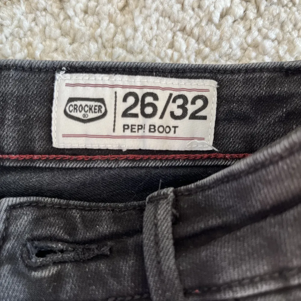 Svarta bootcut crocker jeans i jättebra skick, inga defekter! De är lågmidjade och stretichiga i materialet men skulle säga att dom är små i storleken och sitter mer som en storlek 25😍. Jeans & Byxor.