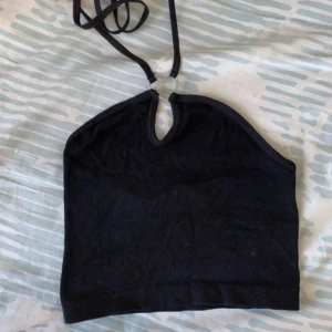 Söt halternecktopp - Stretchig och skön, använd en gång!! 