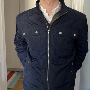 Selected homme jacka - Riktigt schysst och snygg jacka nu till våren, nästan aldrig använd alltså är den i nyskick, inga defekter eller liknande