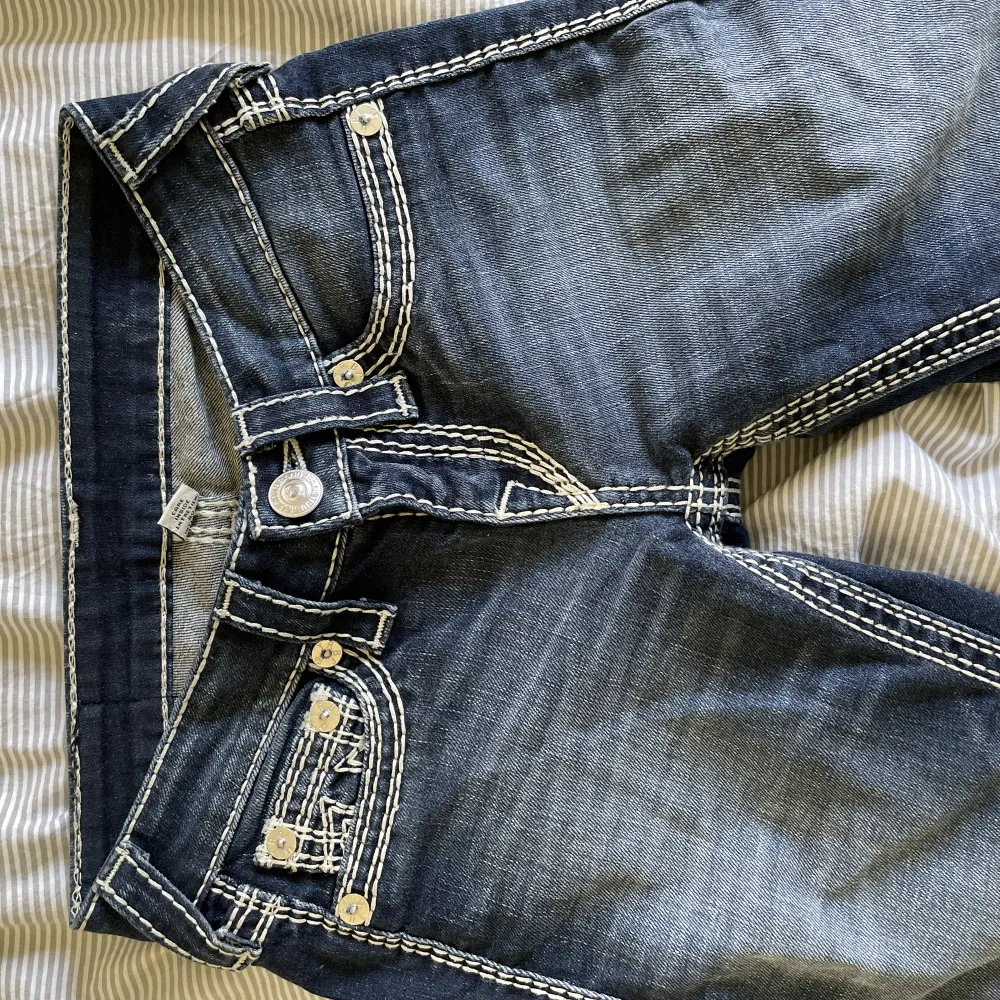 Säljer mina true religion jeans som är köpte på plick. Säljer pågrund av att dom är för små, kom privat för frågor eller fler bilder. Inget hål eller smuts. Pris kan diskuteras!!💞. Jeans & Byxor.