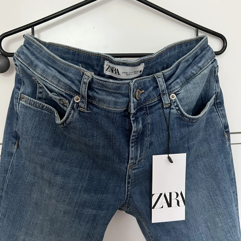 säljer nu dessa supersnygga trendiga low waist bootcut jeansen ifrån zara då de var lite stora på mig, skriv för fler bilder💗💗. Jeans & Byxor.