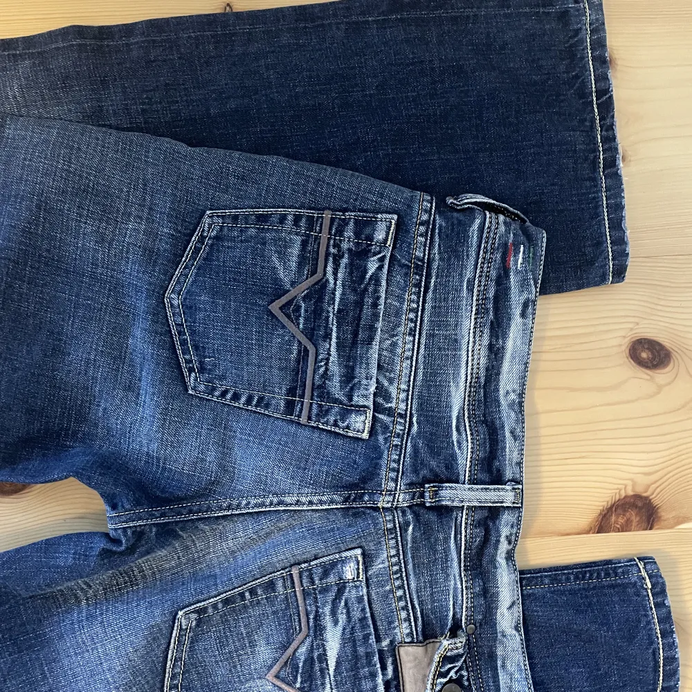 Dösnygga bootcut diesel jeans som tyvärr är för små för mig🥲🙌 Står midja 26 men skulle uppskatta att de mer liknar en midja 24, längd 34 överensstämmer med verkligheten🤩Oanvända av mig men köpta secondhand från början (lappen kvar)🥰Först till kvarn!. Jeans & Byxor.